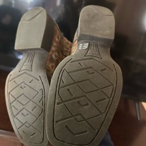 Girls Ariat boots sz 2